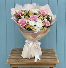 Букет цветов из:  Гвоздики, Орхидеи и Розы в Раздолинск