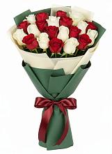 Букет Микс из красных и белых роз в Раздолинск