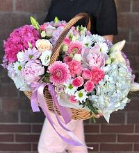 Цветочная композиция из Розы, Хризантемы, Пионы и Лизиантусы в корзине в Раздолинск