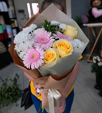 Букет цветов из:  Герберы, Розы и Хризантемы в Раздолинск