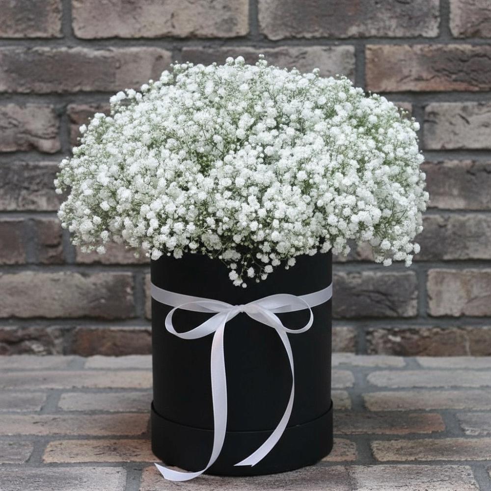 Цветочная композиция из Гипсофила в шляпной коробке в Раздолинск