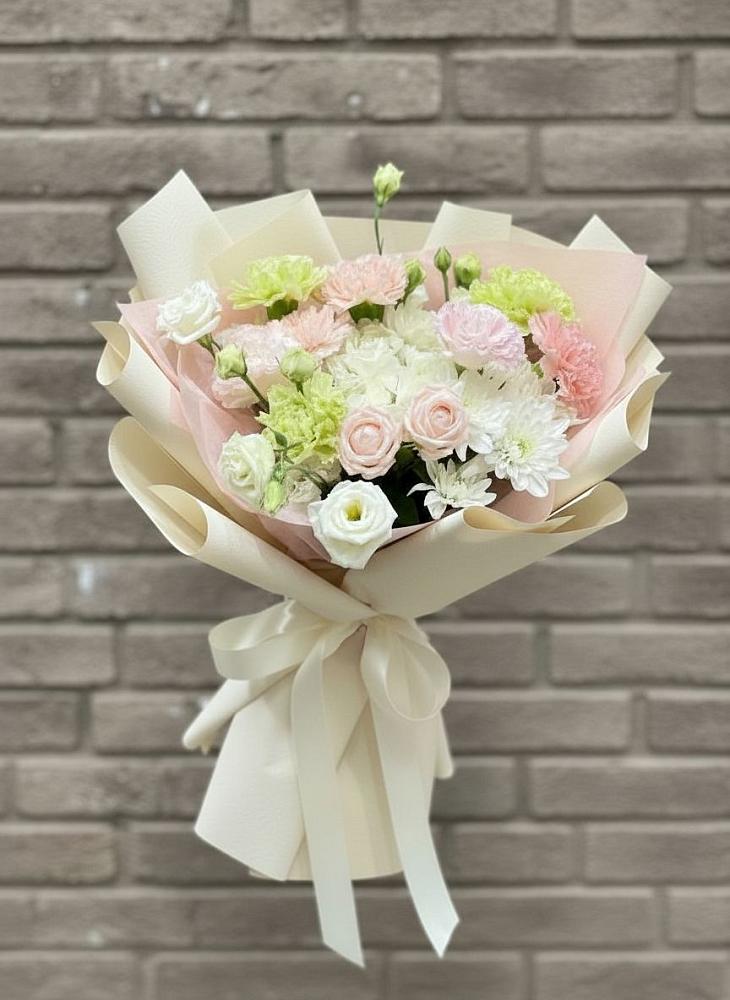 Букет цветов из: Гвоздики, Розы, Лизиантусы и Хризантемы в Раздолинск