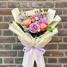 Букет цветов из:  Лизиантусы и Розы в Раздолинск