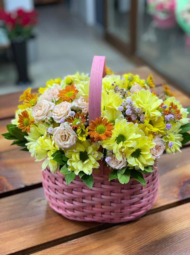 Цветочная композиция из Хризантемы и Розы в корзине в Раздолинск