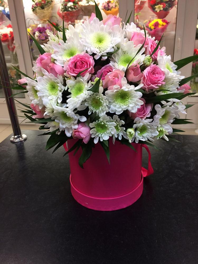 Цветочная композиция из Розы и Хризантемы в шляпной коробке в Раздолинск