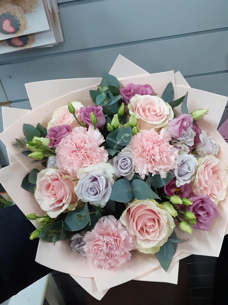 Букет цветов из: Розы, Гвоздики и Лизиантусы в Раздолинск